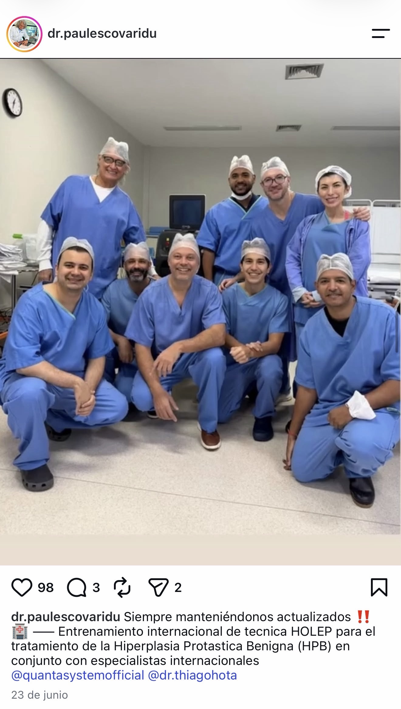Equipo médico del IDU en quirófano, con uniforme quirúrgico azul, durante el entrenamiento internacional de técnica HoLEP para el tratamiento de la hiperplasia prostática benigna — fotografía real del Instagram del Dr. Paul Escovar