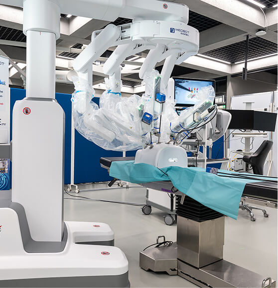 Brazos robóticos del Toumai® de MicroPort MedBot sobre la mesa de operaciones en un quirófano real